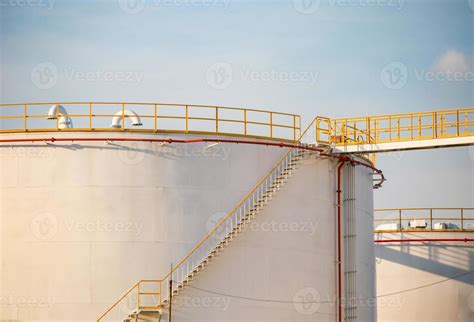 Grandes Tanques Industriales Para Gasolina Y Aceite Con Cielo Azul