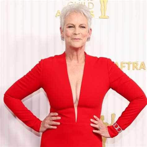 Jamie Lee Curtis Celebrated Her Sag Win By Kissing Michelle Yeoh On The Lips Popsugar Australia