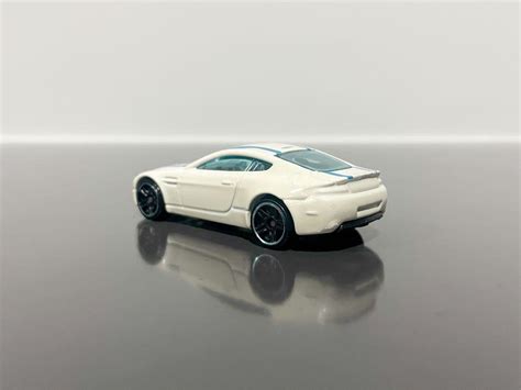 Hot Wheels Aston Martin V Vantage Hobbies Toys Toys Games On Carousell