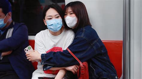 Girl From Another City Shivering On The Subway Social Experiment 当来北方旅游的南方姑娘在地铁里冻得发抖，有人紧紧抱住了她