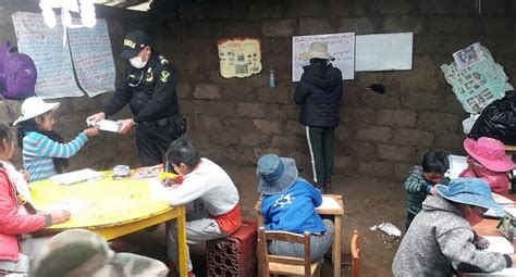 Apurímac Policías dictan clases a niños en comunidad donde no llega el