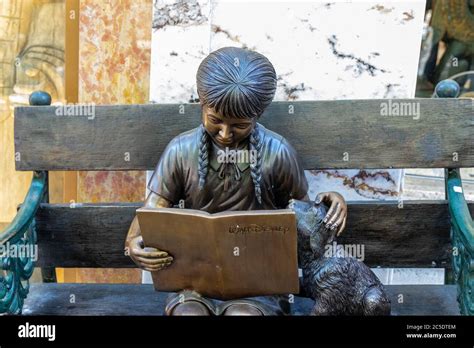 Niña perro estatua fotografías e imágenes de alta resolución Alamy