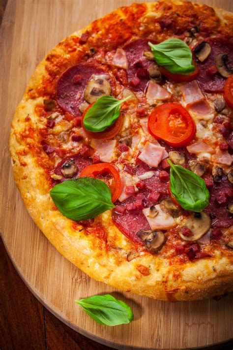 Pizza Med Salami Och Skivade Champinjoner Mozzarella Arkivfoto Bild