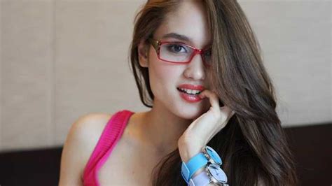 Cinta Laura Foto Pose Super Seksi Pakai Bikini Warna Hitam Ini Yang Dilakukannya Posbelitung Co