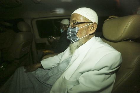 indonesia libera al clerigo islamista radical abu bakar bashir
