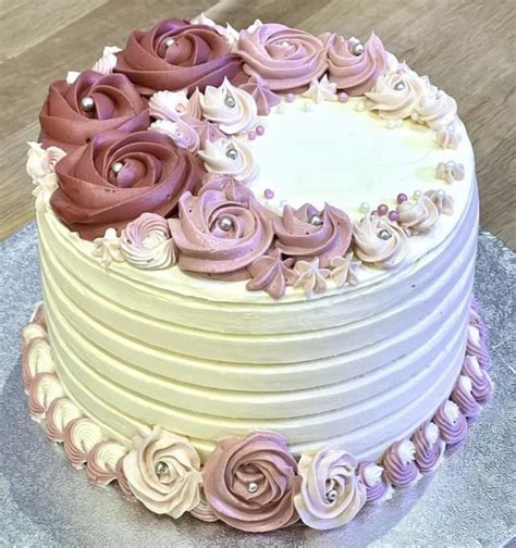 Pin By Kristine Johnson On Cakes Buttercream Cake Decorating Simple