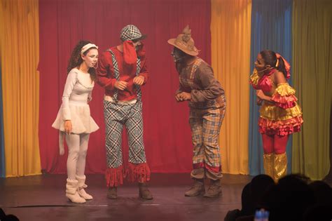 Doze espetáculos regionais de teatro dança e circo estão programados