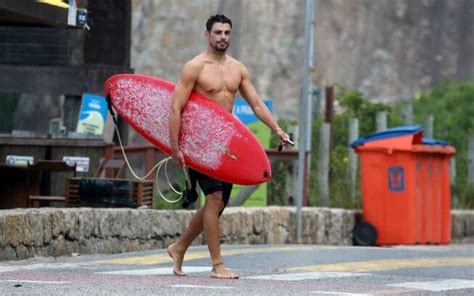 Cauã Reymond mostra tanquinho em dia de surfe no Rio de Janeiro Gente