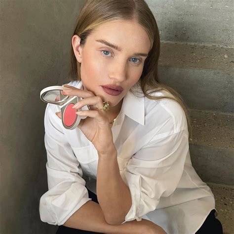 Rosie Huntington Whiteleys Makeup Routine Is Into The Gloss