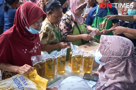 Potret Pedagang Serbu Operasi Pasar Ramadan Di Semarang