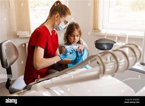 Le Dentiste Montre Aux Enfants Comment Utiliser Correctement La Brosse à Dents Pour Les Dents