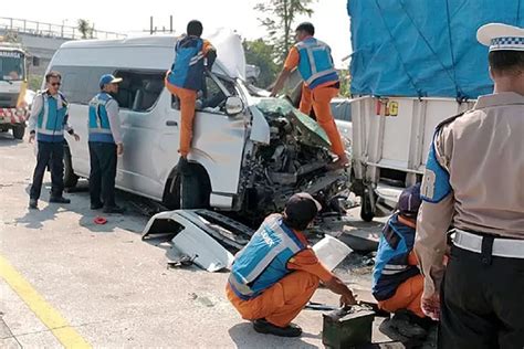 Mobil Remuk Redam Di Tol Singosari Renggut Dua Nyawa Ini Identitas