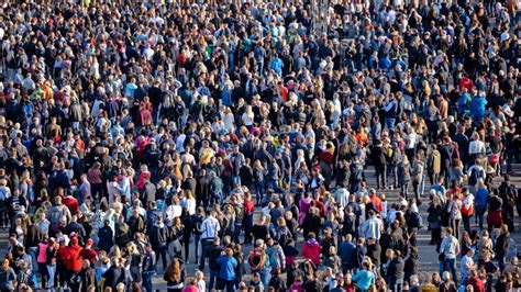 UN Weltbevölkerung wächst immer langsamer ab November leben acht