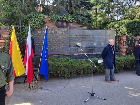 Przy Pomniku Aresztowania Przyw Dc W Pa Stwa Podziemnego Formacja