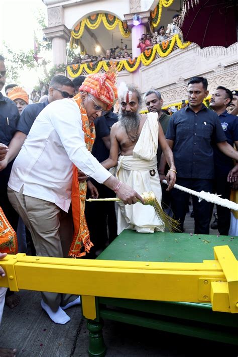 अहमदाबाद में भगवान जगन्नाथ की रथयात्रा शुरू भूपेंद्र पटेल ने लगाई सोने