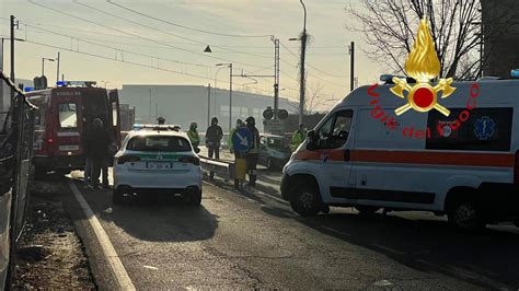 Comasco Auto Al Passaggio A Livello Tra Erba E Merone Investita Da Un