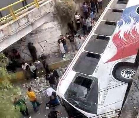 Accidente de autobús deja tres muertos y varios heridos en la México