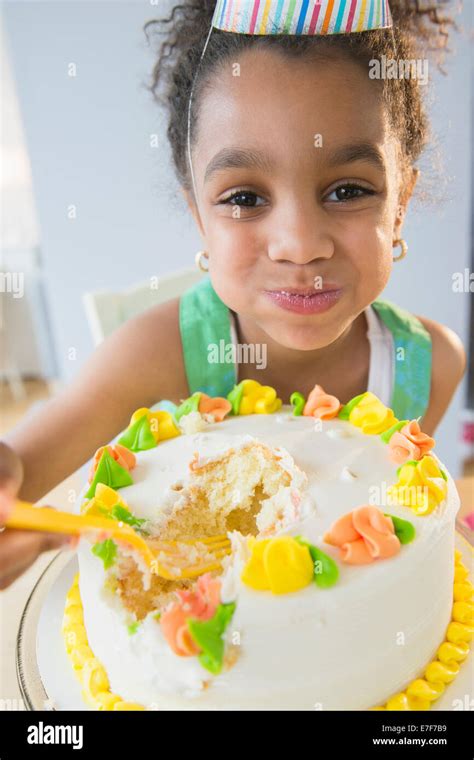 Chica Americana Africana Comiendo Pastel De Cumpleaños Fotografía De