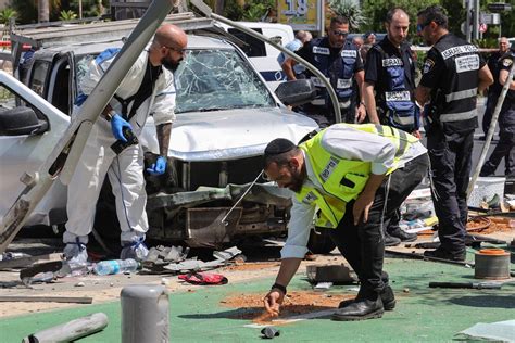 Terrorysta Wyskoczy Z Samochodu I Zacz D Ga Przechodni W Nagranie