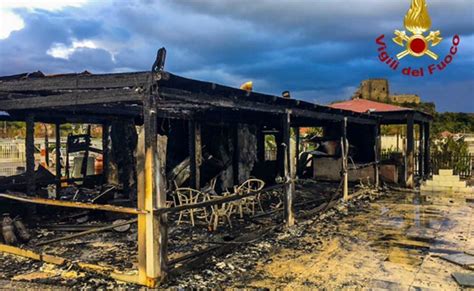 Incendio in un lido di Scalea la struttura è distrutta quicosenza