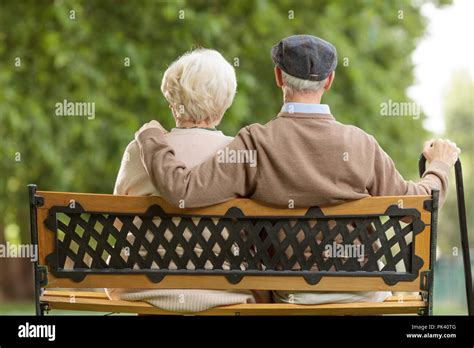 Vieille Dame Assise Sur Un Banc En Bois Banque De Photographies Et D