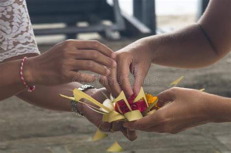 Mujeres Del Balinese Que Hacen Ofrendas De Las Flores Imagen De Archivo