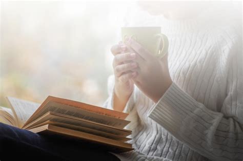 Mujer Sosteniendo Una Taza De T Y Leyendo Un Libro Al Lado De La