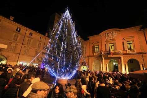 Acceso L Albero Di Natale Di Piazza Prampolini Gazzetta Di Reggio