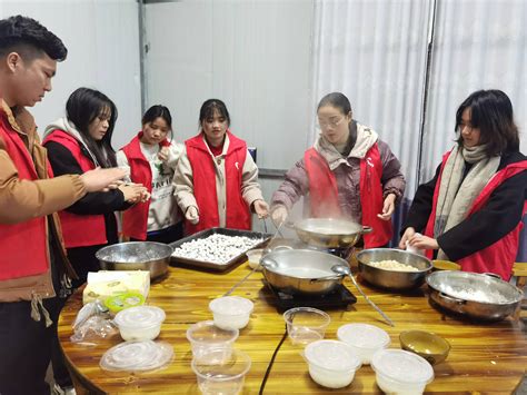 从江加榜乡返乡大学生、西部计划志愿者为民警送汤圆祝福群众佳丽