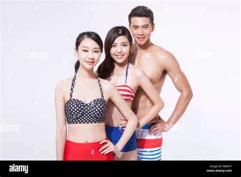 Zwei Frauen Im Retro Style Bikini Und Mann In Der Hose Stehen Im