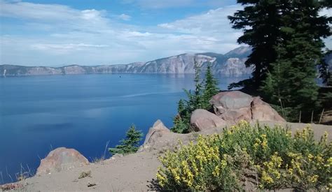 Rim Trail of Crater Lake, Oregon [2501x1454] [OC] : r/EarthPorn