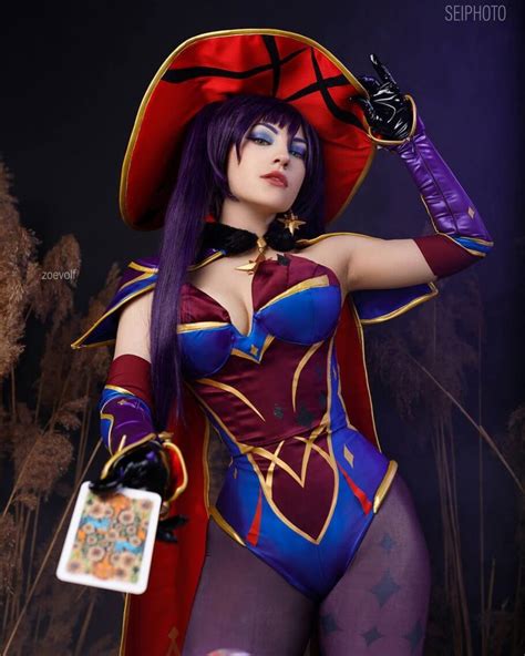 Modelo Zoe Volf Vai Conquistar O Seu Coração Com Esse Cosplay Da Mona De Genshin Impact