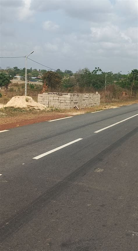 Un hectares de terrains en vente à yamoussoukro en bordure du goudron