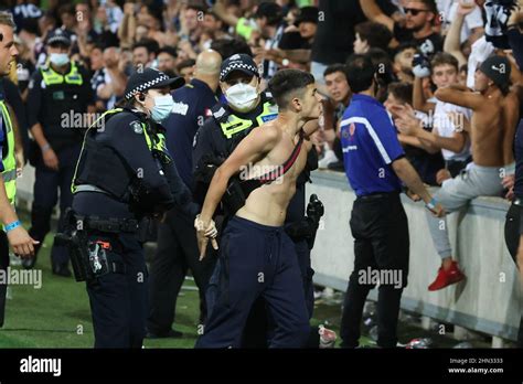 I Tifosi Invadono Il Campo Durante La Partita Immagini E Fotografie