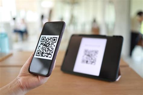 Paiement Par Code Qr Femme Scannant Le Code Qr Achats En Ligne Concept