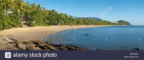 View along Trinity Beach, Cairns, Queensland, Australia Stock Photo - Alamy