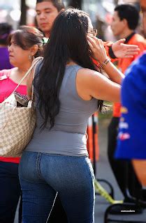 Edecanes Y Mujeres Hermosas En Calzas Leggins Sexy Brunette In Tight Jeans