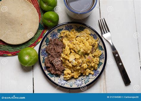 Huevos Revueltos Con Salsa Verde Y Frijoles Refritos Sobre Fondo Blanco