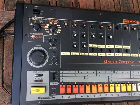 MATRIXSYNTH: Roland TR 808 Drum Machine