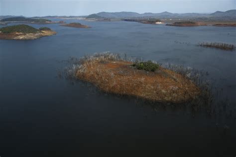 Drought leaves patches of 'desert' behind Venezuela's Guri dam | CBC News