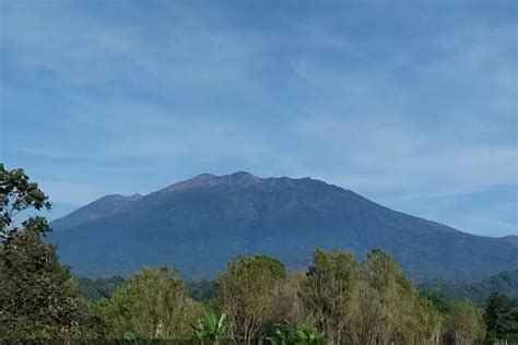 Ya Allah Gunung Raung Keluarkan Asap Putih Dari Kawah Setinggi 50