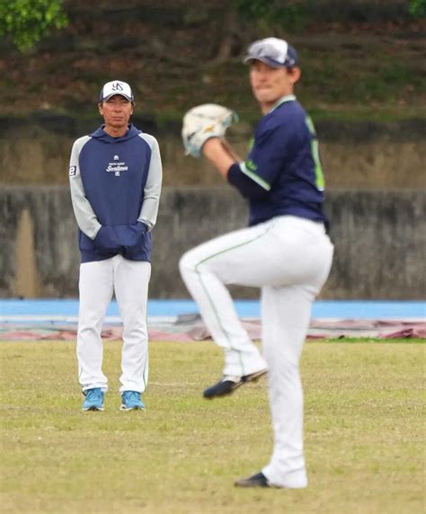 ＜ヤクルト浦添キャンプ＞高梨のキャッチボールを見つめる高津監督（撮影・沢田 明徳） ― スポニチ Sponichi Annex 野球