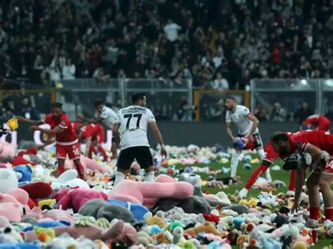 Hermoso Hinchas Del Besiktas Turco Tiraron Peluches Para Los Ni Os