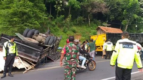 Ngeri Truk Tronton Terguling Dan Muatannya Timpa Minibus Di Jalur