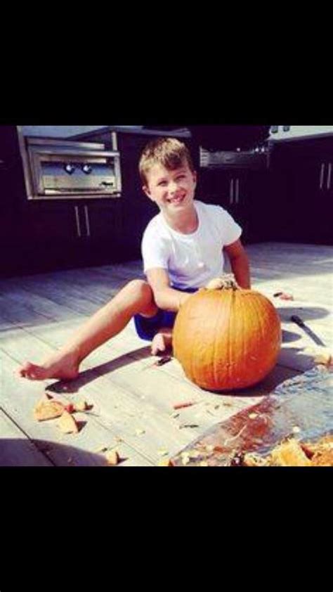 Luke Bryan - Son Bo Carving His Pumpkin 10/2015 | Luke bryan family ...