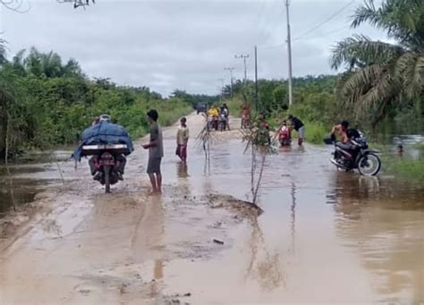 Hujan Deras Jalan Utama Ke Sungaibahar Jambi Lumpuh Akibat Banjir