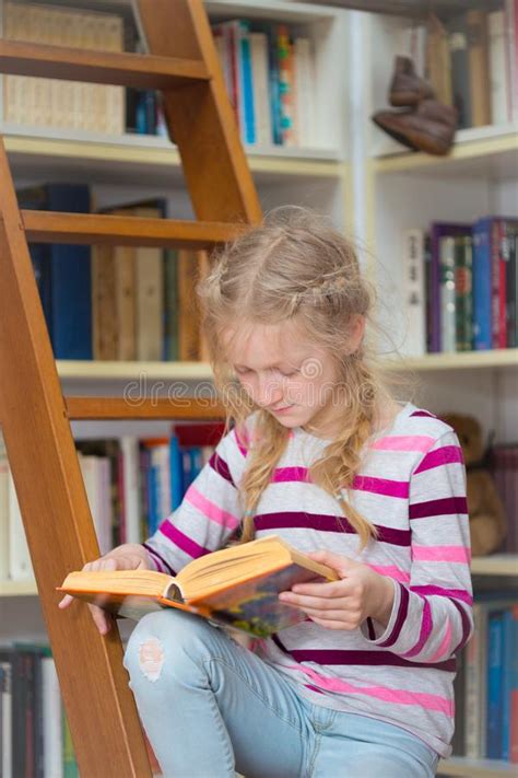 Kind Das Ein Buch Liest Stockbild Bild Von Freizeit