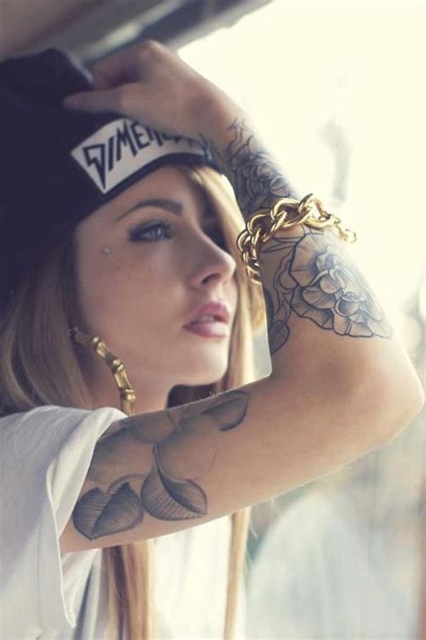 Hot Girls And Tattoos 39 Pics