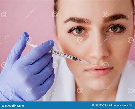 Doctor En Los Guantes Que Dan Inyecciones Del Botox De La Mujer En