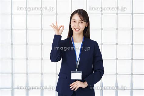 Okサインを作るスーツ姿の日本人女性 （人物）の写真素材 183337011 イメージマート